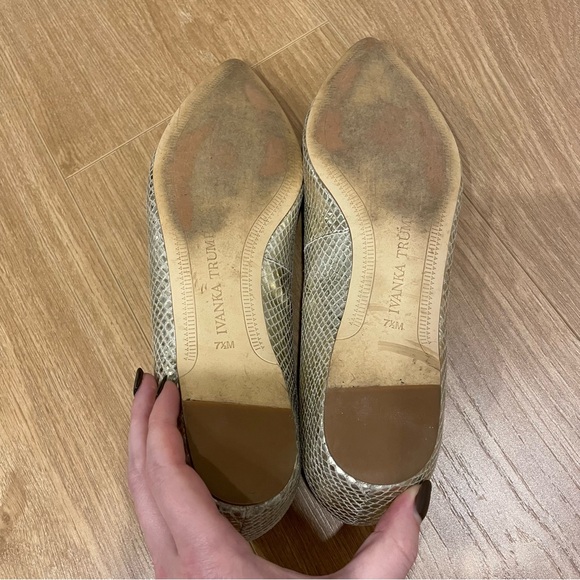 Ivanka Trump ItChic4 Metallic Snakeskin Pointed Flats - Picture 8 of 10